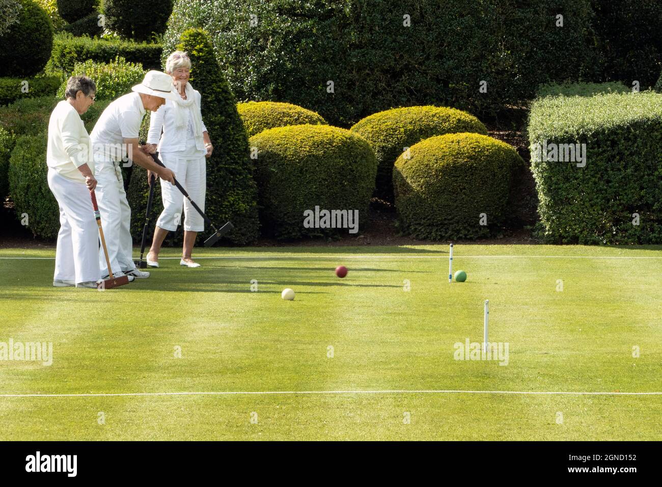 Krocketspiel auf einem englischen Country House Garden in Yorkshire UK Stockfoto