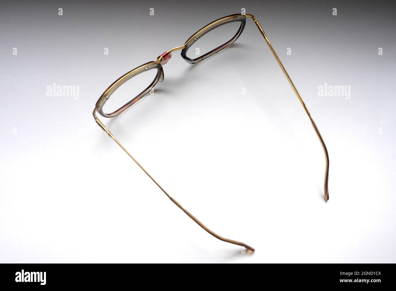 Brillengestell, vintage brille, alte Gläser, 50s brille, Vergoldet,  Herausforderung, Brille, Vision, alt, Zubehör, Gläser, Gold, Schale, Tortoi  Stockfotografie - Alamy
