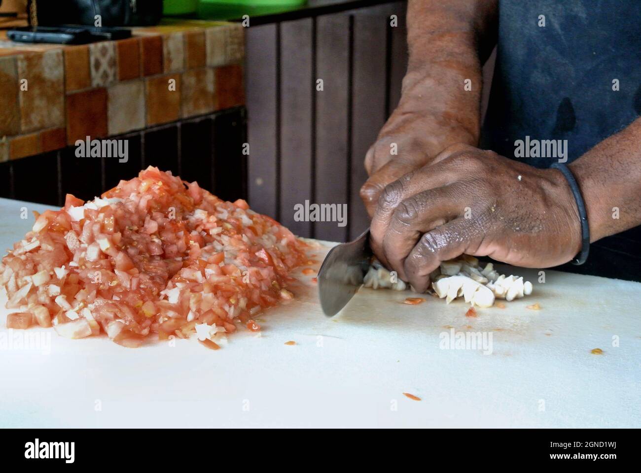 Straßenverkäufer bereitet Conchsalat für einen Kunden zu Stockfoto