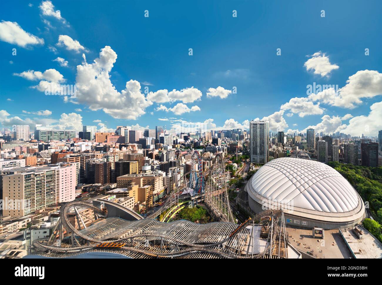 tokio, japan - Mai 03 2021: Vogelansicht der Stahlachterbahn Thunder Dolphin über dem Einkaufszentrum Laqua Tokyo Dome City Mall in kourakuen AS Stockfoto