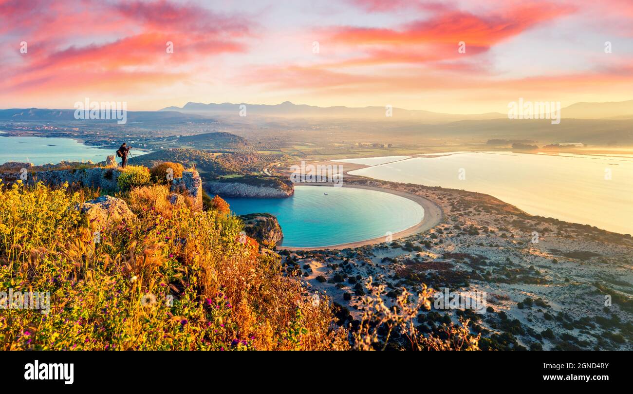 Der Fotograf fotografiert den Strand von Voidokilia im Frühling vom Schloss Navarino aus. Toller Sonnenaufgang am Ionischen Meer, Pylos-Stadt, Pelopon Stockfoto