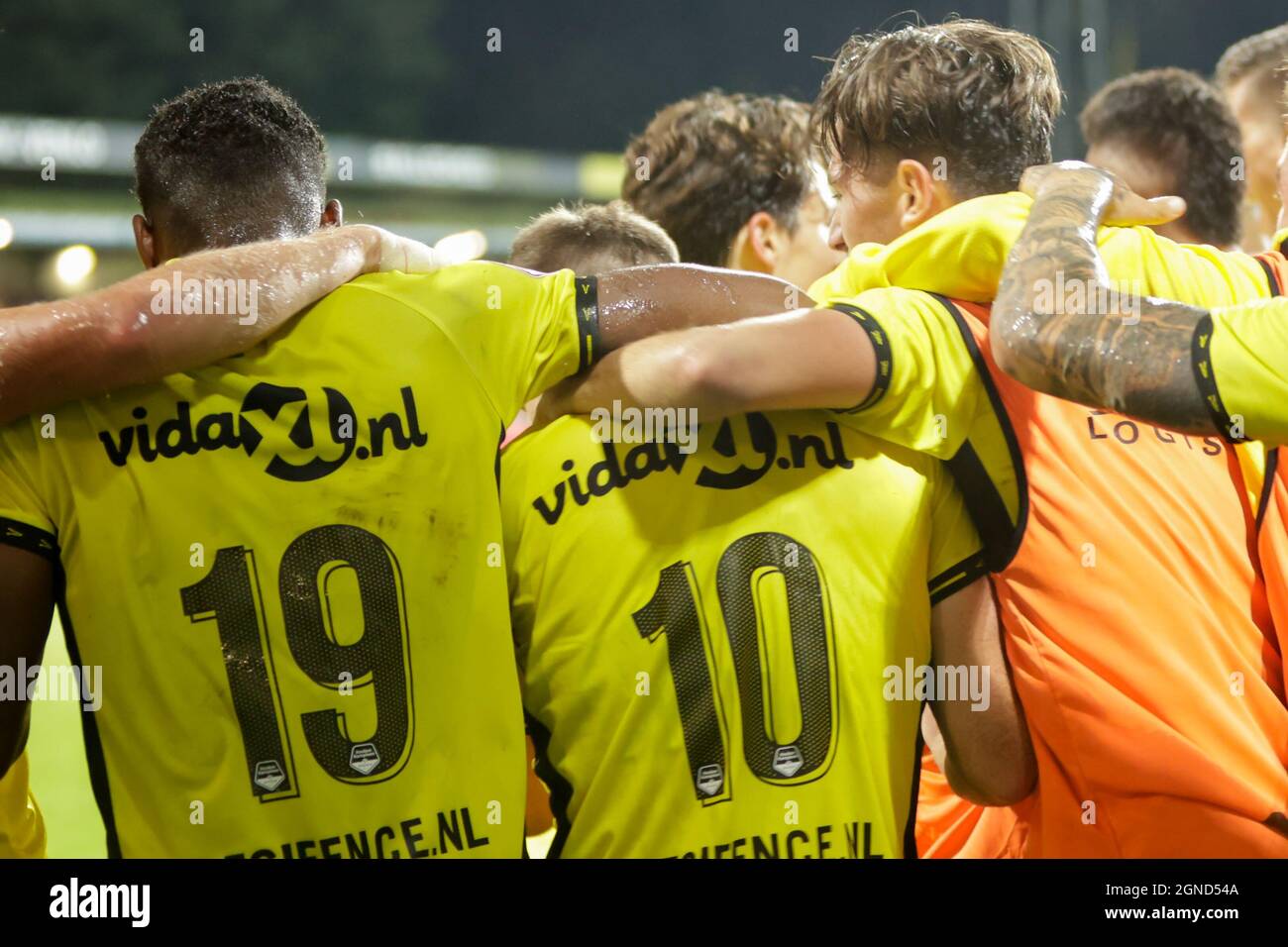 Niederlande. September 2021. VENLO, NIEDERLANDE - 24. SEPTEMBER: Yahcuro Roemer von VVV Venlo, Carl Johansson von VVV Venlo feiert während des niederländischen Keuken Kampioen Divisie-Matches zwischen VVV Venlo und Helmond Sport am 24. September 2021 in De Koel in Venlo, Niederlande (Foto: Perry vd Leuvert/Orange Picches) Quelle: Orange Pics BV/Alamy Live News Stockfoto