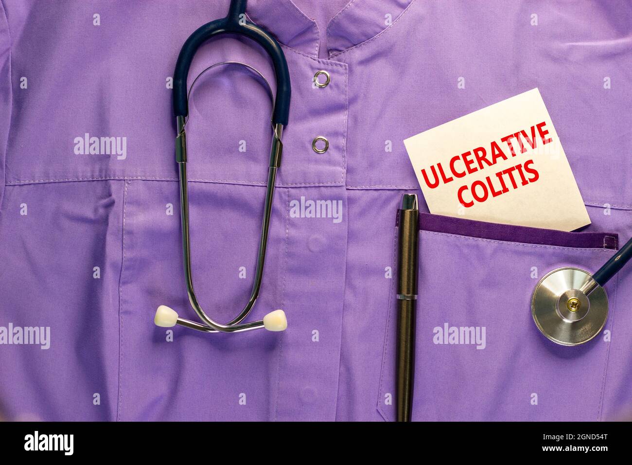 Symbol für Colitis ulcerosa. Medizinische Uniform, weiße Karte mit den Worten Colitis ulcerosa, Metallstift und Stethoskop. Medizinische und ulzerative Colitis conc Stockfoto