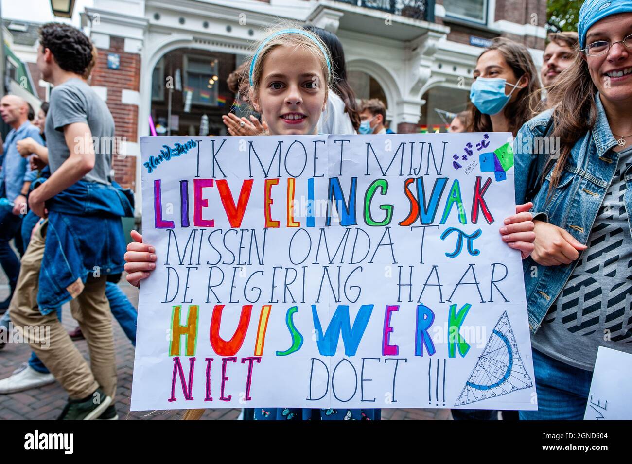 Utrecht, Niederlande. September 2021. Während der Demonstration wird ein kleines Mädchen mit einem Plakat über die Niederländer gegen den Klimawandel gesehen.Diesen Freitag streikten Zehntausende von Kindern in mehr als 60 Ländern, um Maßnahmen gegen den Klimawandel zu fordern. #FridaysForFuture ist eine Bewegung, die im August 2018 begann, nachdem eine 15-jährige Greta Thunberg drei Wochen lang jeden Schultag vor dem schwedischen parlament saß, um gegen das mangelnde Handeln in der Klimakrise zu protestieren. In Utrecht protestierten nicht nur Studenten, sondern auch Lehrer, Klimaaktivisten aus dem ganzen Land für ein besseres Klima Stockfoto