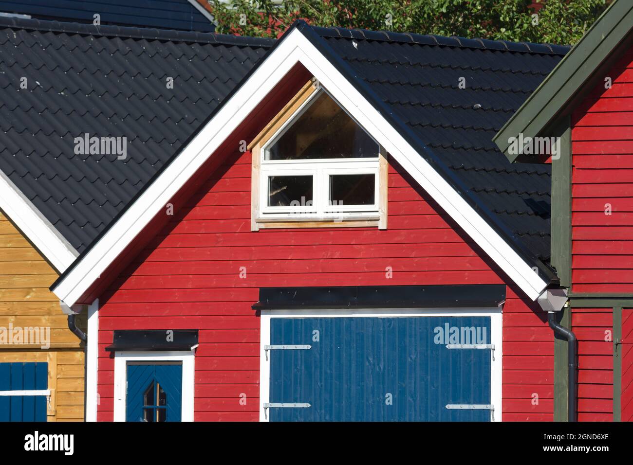 Bunte Holzhäuser am Meer in Osoyro in Norwegen Stockfoto