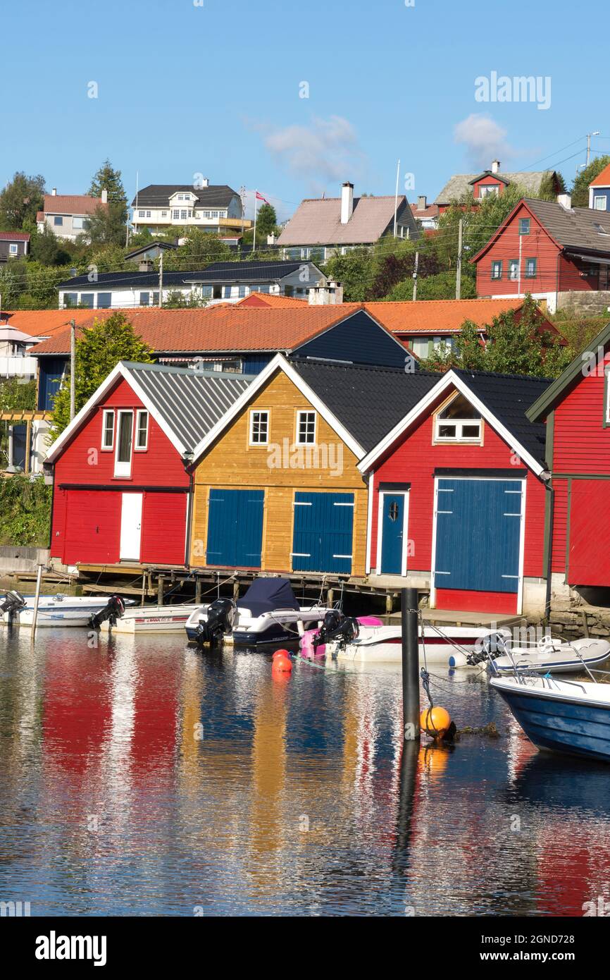 Bunte Holzhäuser am Meer in Osoyro in Norwegen Stockfoto