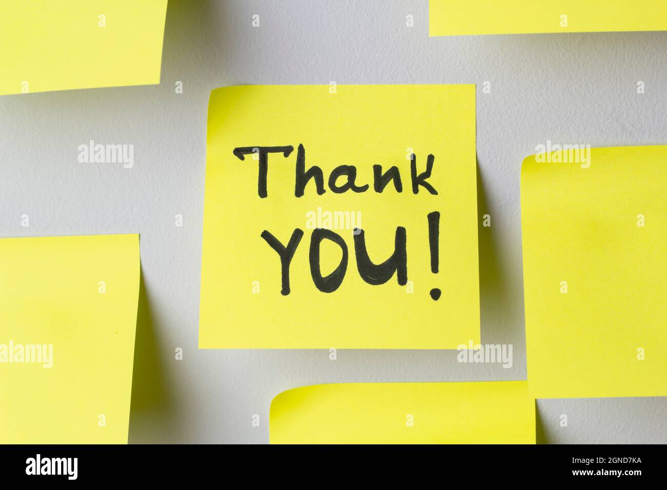 Gelbe Haftnotiz mit den Worten Danke. Stockfoto