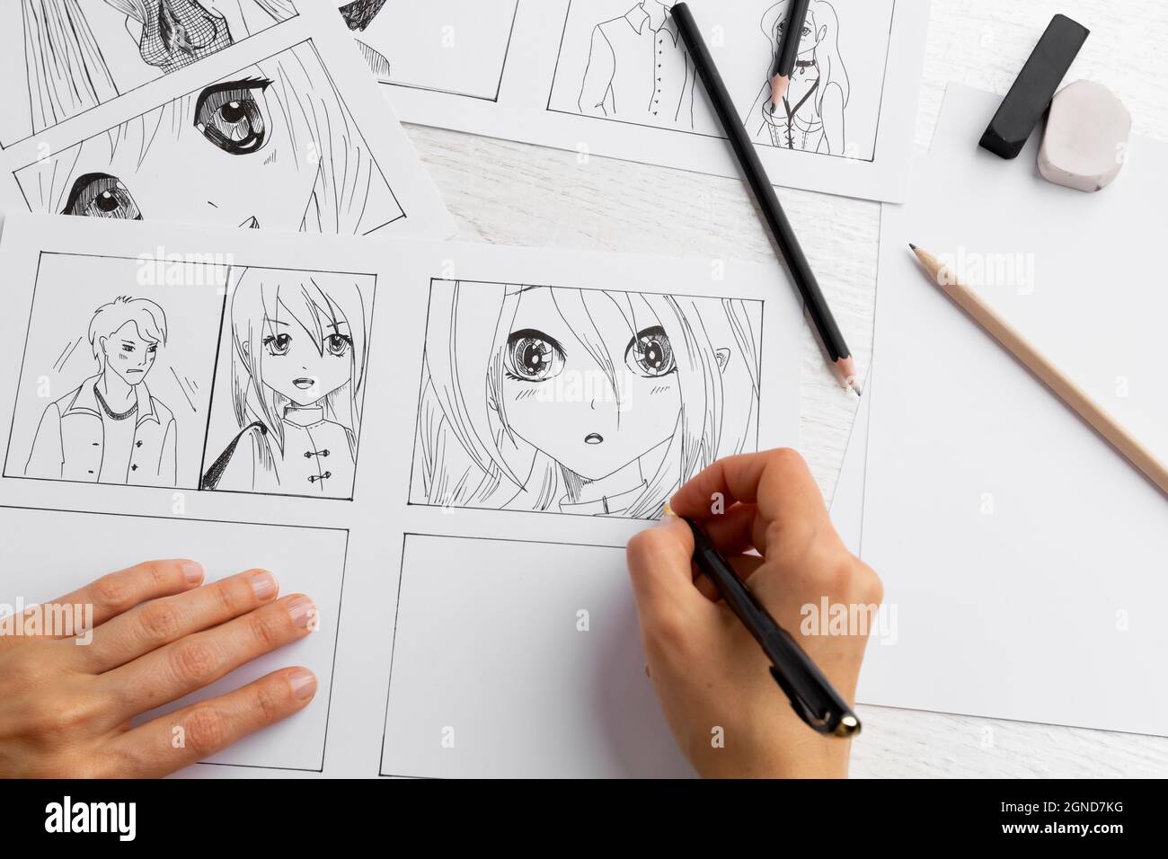 Manga-Stil. Die Künstlerin zeichnet Anime-Comics auf Papier. Der  Illustrator erstellt Skizzen für das Buch Stockfotografie - Alamy
