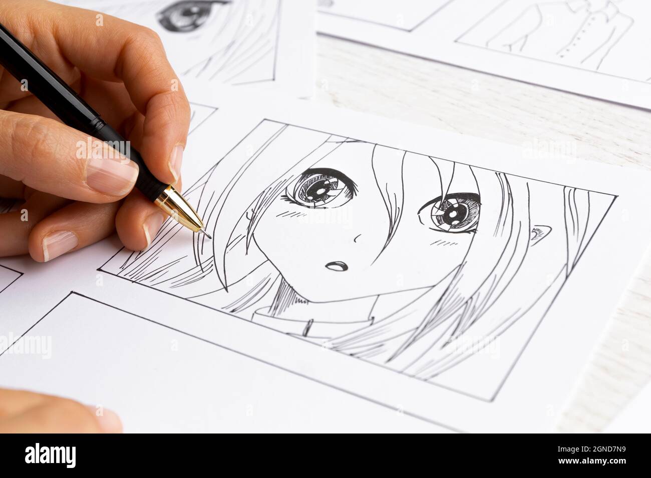 Manga-Stil. Die Künstlerin zeichnet Anime-Comics auf Papier. Der  Illustrator erstellt Skizzen für das Buch Stockfotografie - Alamy