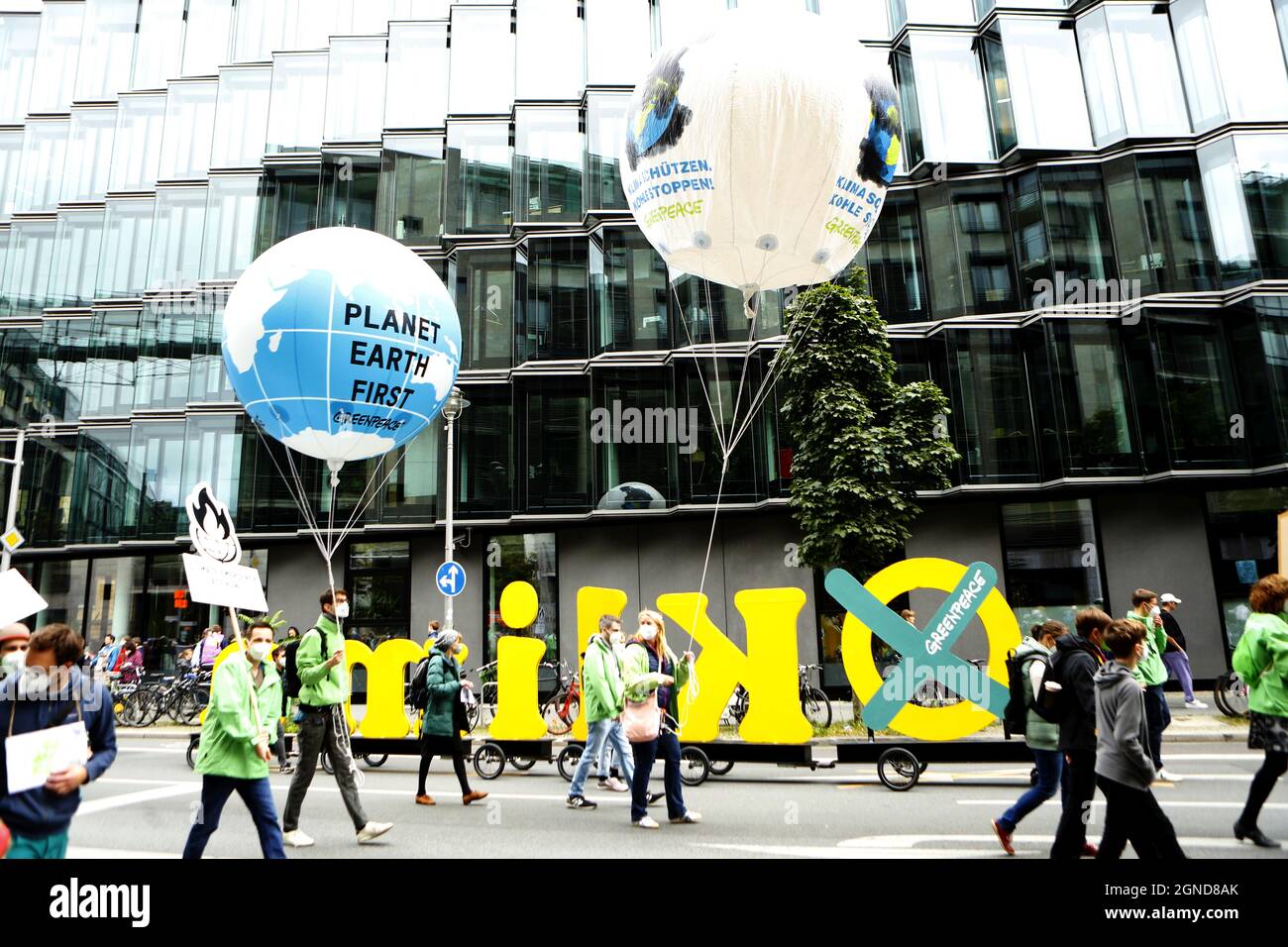 Berlin, Deutschland. September 2021. In Berlin marschierten die Teilnehmer bei einer Klimaschutzdemonstration durch den Regierungsbezirk der Hauptstadt. "Fridays for Future" selbst sprach von mehr als 100,000 Menschen. (Foto von George Panagakis/Pacific Press) Quelle: Pacific Press Media Production Corp./Alamy Live News Stockfoto