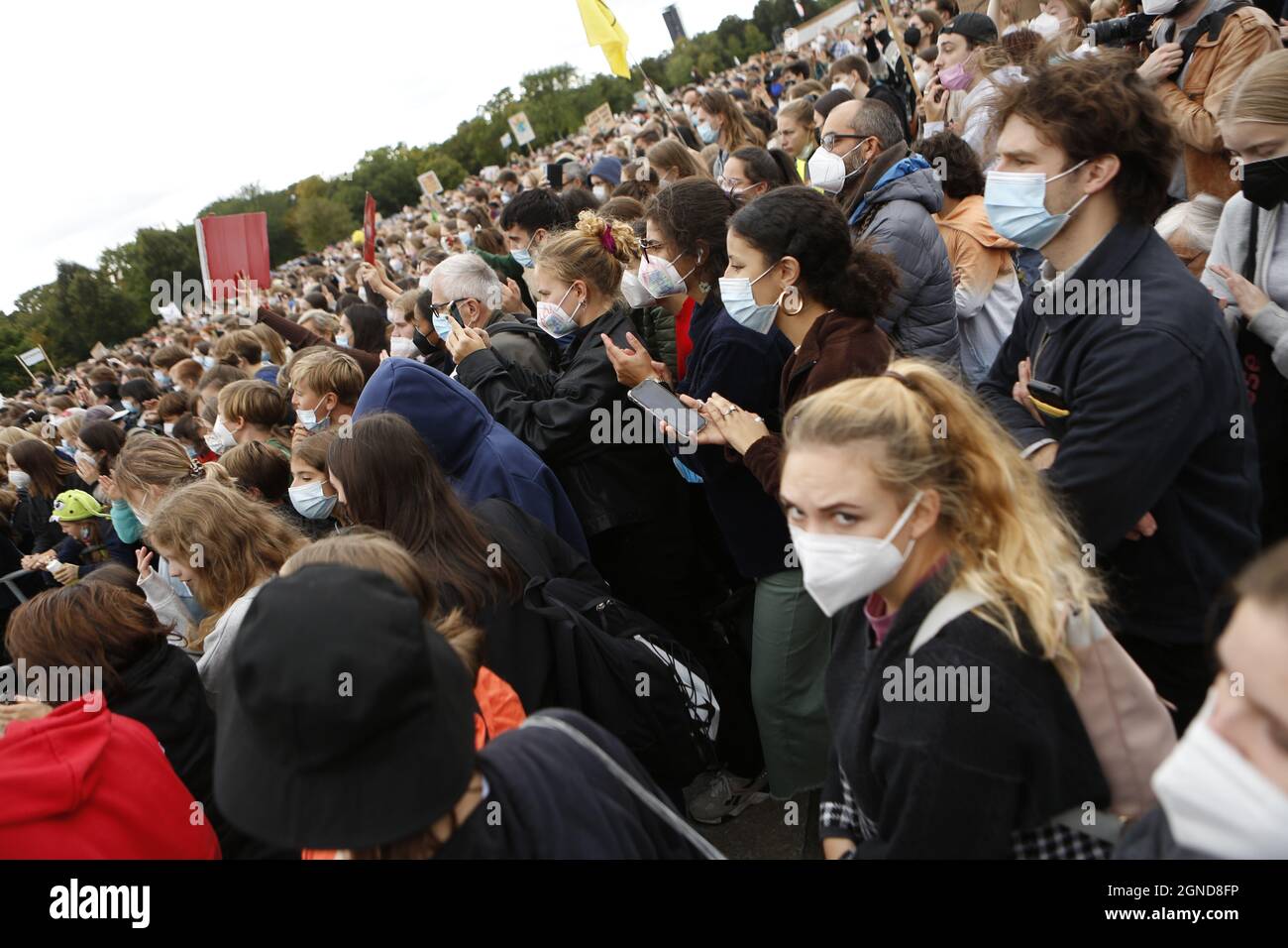 Berlin, Deutschland. September 2021. In Berlin marschierten die Teilnehmer bei einer Klimaschutzdemonstration durch den Regierungsbezirk der Hauptstadt. "Fridays for Future" selbst sprach von mehr als 100,000 Menschen. (Foto von George Panagakis/Pacific Press) Quelle: Pacific Press Media Production Corp./Alamy Live News Stockfoto