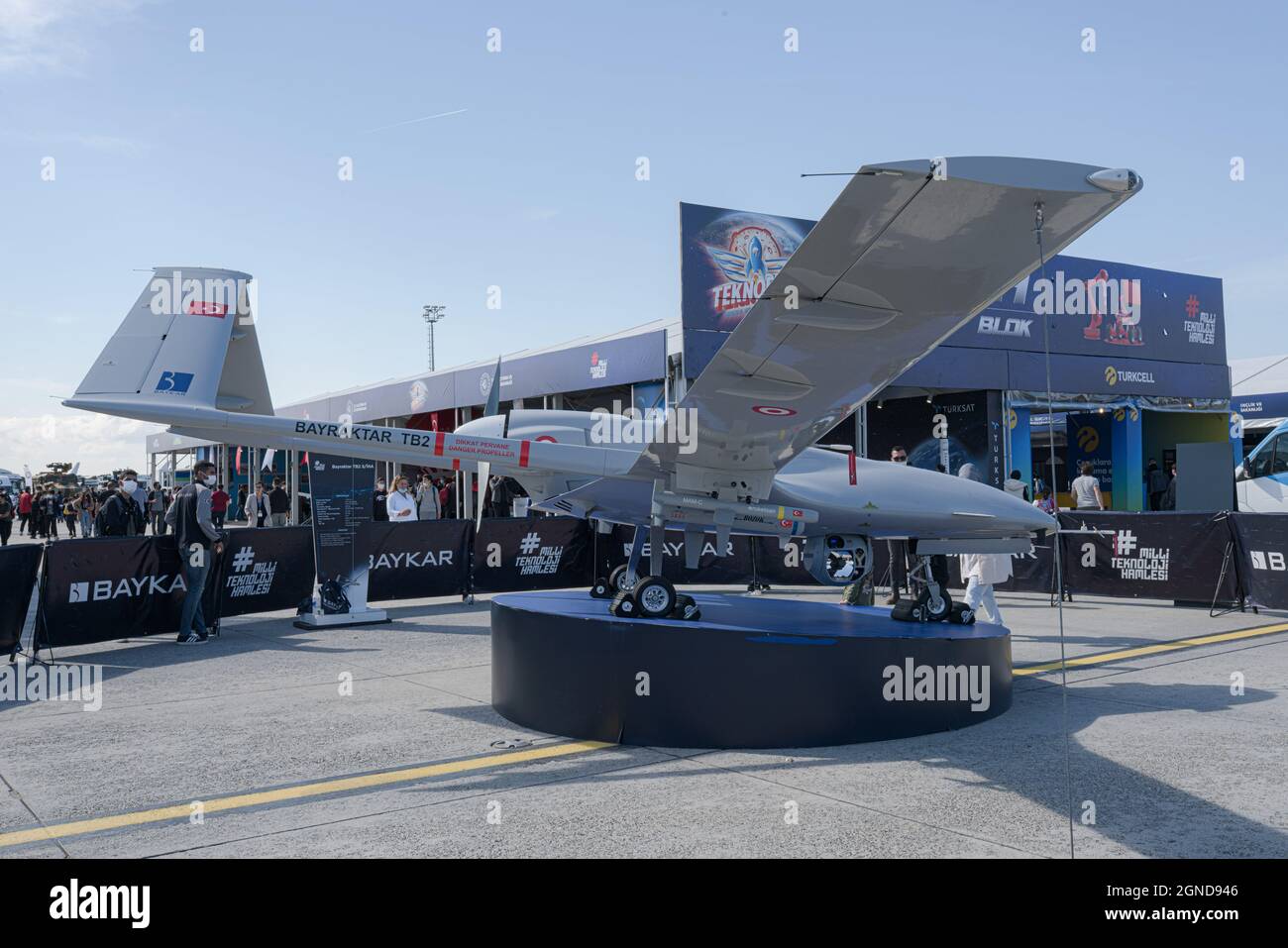 Bayraktar TB2 Drohne auf dem Festival zu sehen. Der Bayraktar TB2 ist ein türkisches unbemanntes Kampfflugzeug mit mittlerer Höhenlage und langer Ausdauer, das ferngesteuert oder autonom fliegen kann. Es wird von der türkischen Firma Baykar Defense hergestellt. TEKNOFEST ist ein Luft- und Technologiefestival der Türkei, das von der Turkish Technology Team Foundation und dem Ministerium für Industrie und Technologie der Republik Türkei in Zusammenarbeit mit vielen privaten Organisationen organisiert wird. Das Festival veranstaltet eine Vielzahl von Aktivitäten wie Technologiewettbewerbe, Flugshows, Konzerte, Veranstaltungen Stockfoto