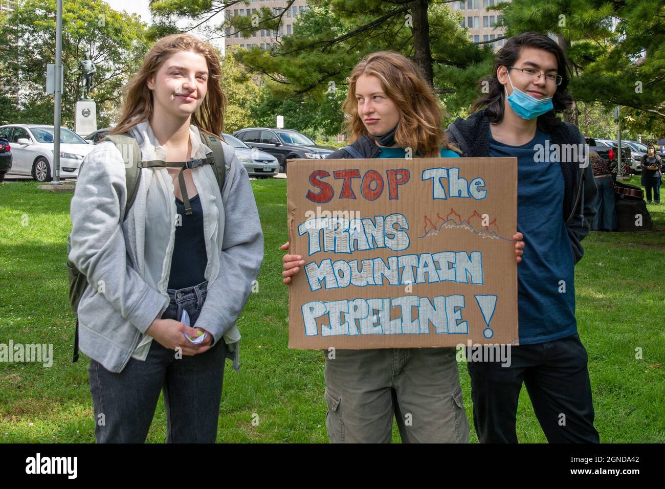 Drei junge Menschen mit einem Schild, das fordert, die Trans Mountain Pipeline während des globalen Klimamarsches zu stoppen, der von Fridays for Future in Front organisiert wurde Stockfoto