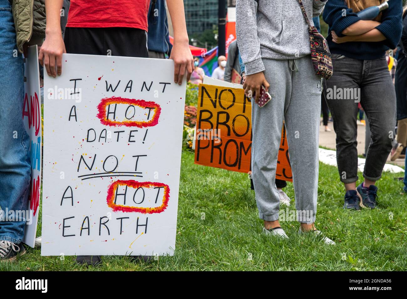 Schild mit der Aufschrift „Ich will ein heißes Datum, kein heißer Planet“ während des globalen Klimamarsches, der von Freitags für die Zukunft vor dem Provinzgesetzgebenden Parlament organisiert wurde Stockfoto