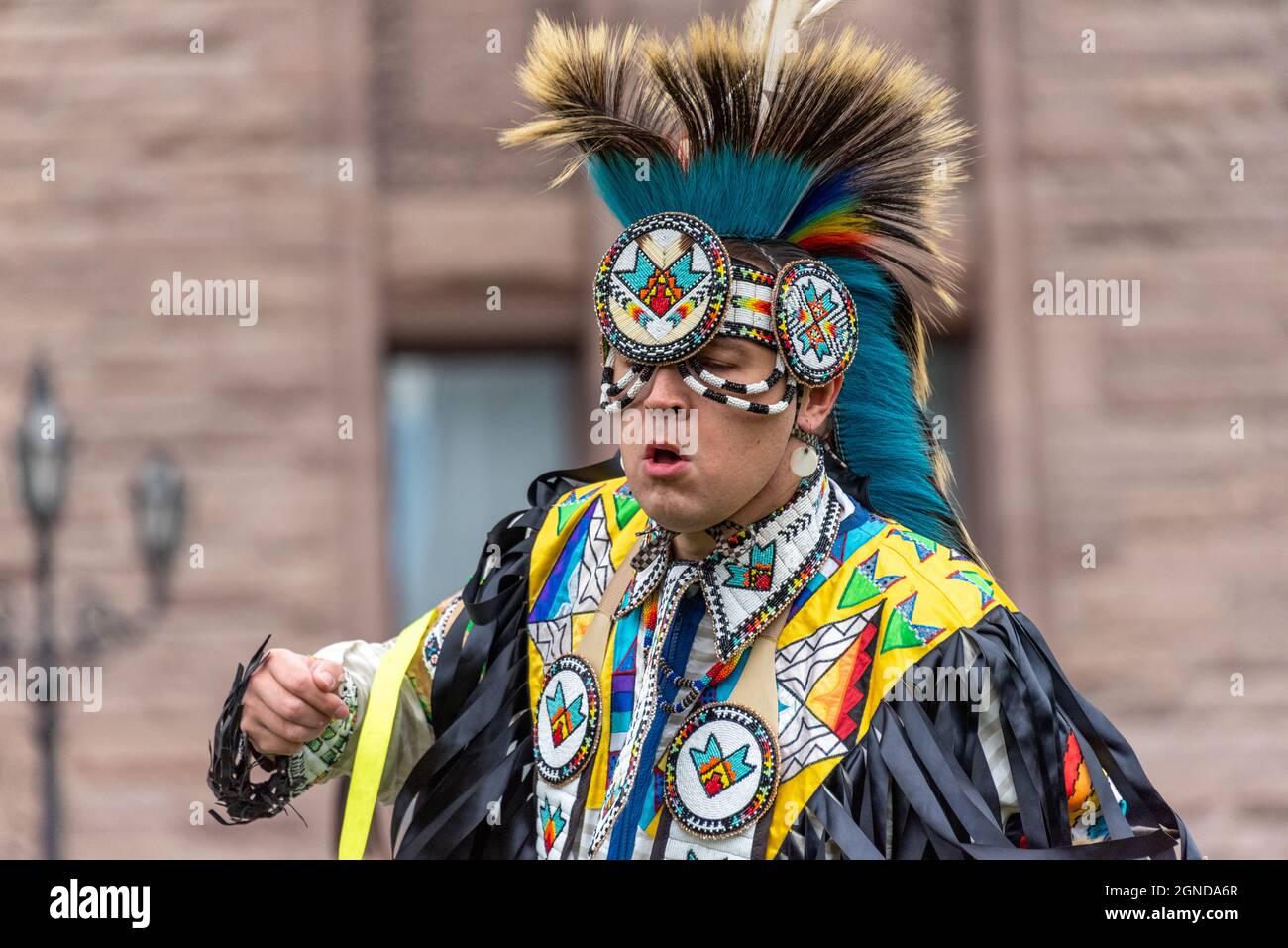 Der Tänzer der First Nations of Canada tritt während des Global Climate March auf, der von Fridays for Future vor der Provincial Legislative organisiert wird Stockfoto