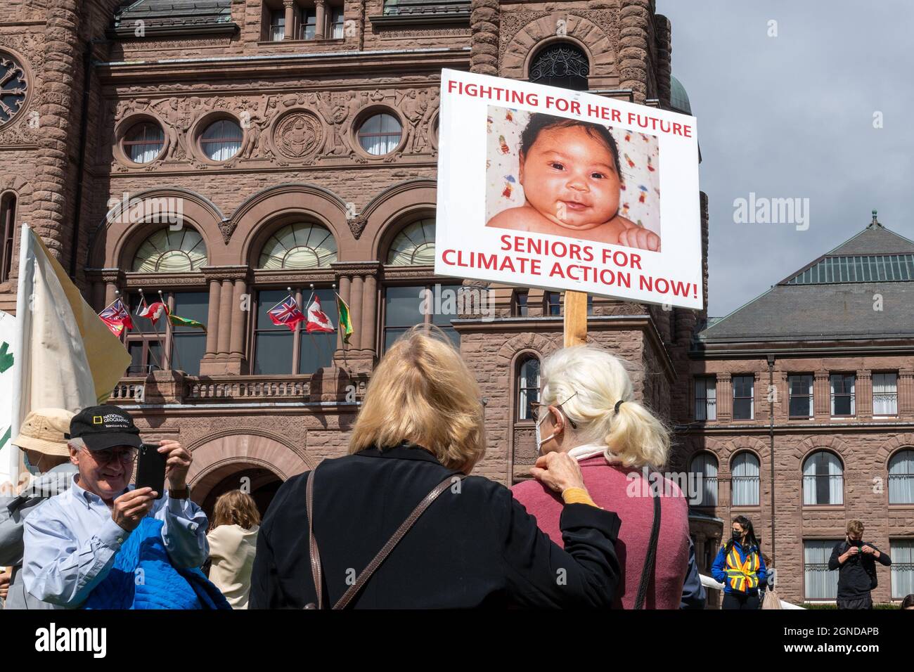 Senioren für Klimaschutz jetzt während des globalen Klimamarsches, der von Fridays for Future vor dem Provinzgesetzgebungsgebäude in Toro organisiert wurde Stockfoto