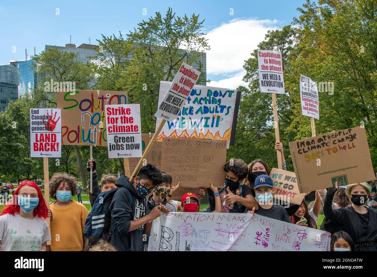 Gruppe von Kindern mit Schilder während des Globalen Klimamarsches, der von Fridays for Future vor dem Provinzgesetzgebungsgebäude in Toront organisiert wurde Stockfoto