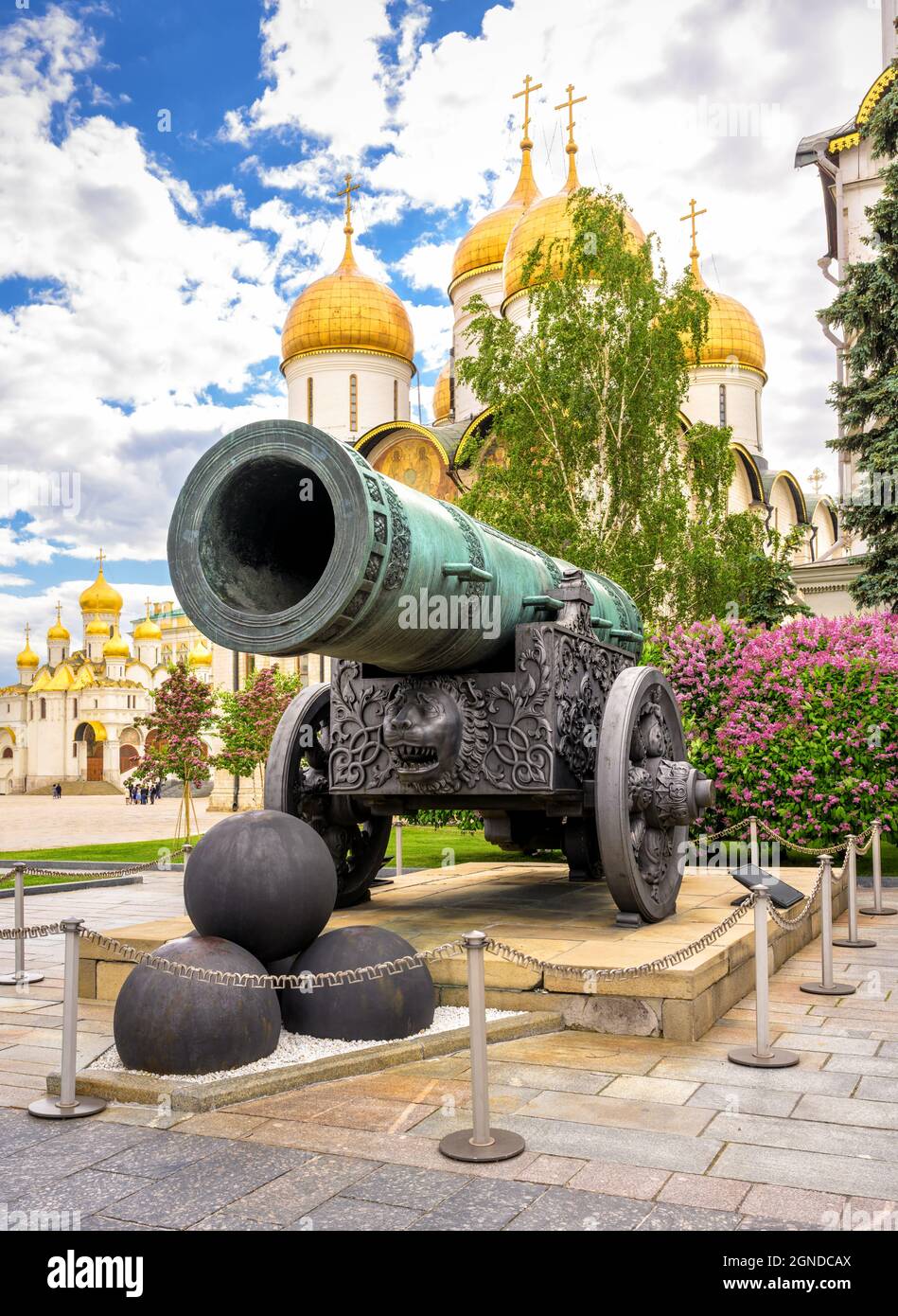 Zar Cannon (König der Kanonen) im Moskauer Kreml, Russland. Großes historisches Denkmal mit Blick auf die alten Kathedralen im Stadtzentrum von Moskau im Sommer. Diese pl Stockfoto