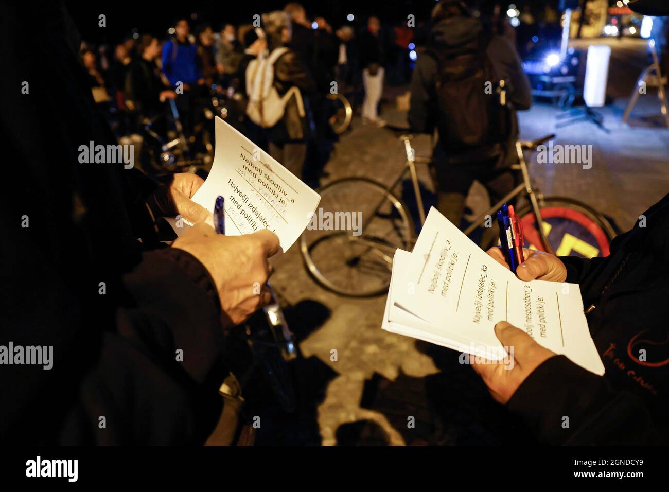 Ljubljana, Slowenien. September 2021. Der Protestierende füllt während des regierungsfeindlichen Protestes in Ljubljana eine Scheinwahl aus. Die regierungsfeindlichen Proteste am Freitag, die seit mehr als eineinhalb Jahren stattfinden, setzten sich am Freitag fort und verlange klare Forderungen nach den bevorstehenden Wahlen, um die Herrschaft der Korruption und des Kapitals im Land zu beenden und eine gesunde Zukunft für die Umwelt zu schaffen. Kredit: SOPA Images Limited/Alamy Live Nachrichten Stockfoto