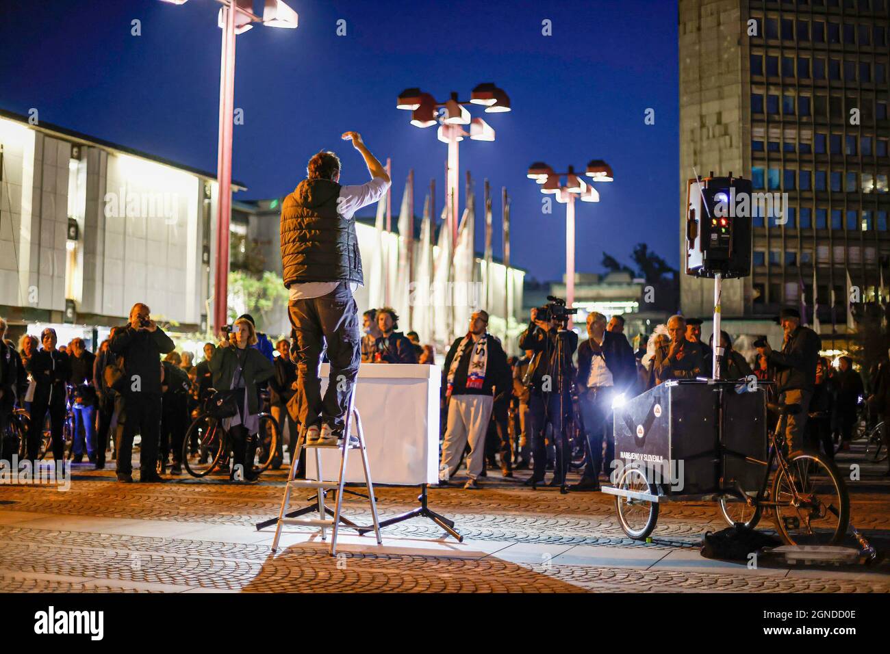 Ljubljana, Slowenien. September 2021. Während des regierungsfeindlichen Protestes in Ljubljana spricht ein Protestler auf dem Platz der Republik. Die regierungsfeindlichen Proteste am Freitag, die seit mehr als eineinhalb Jahren stattfinden, setzten sich am Freitag fort und verlange klare Forderungen nach den bevorstehenden Wahlen, um die Herrschaft der Korruption und des Kapitals im Land zu beenden und eine gesunde Zukunft für die Umwelt zu schaffen. Kredit: SOPA Images Limited/Alamy Live Nachrichten Stockfoto