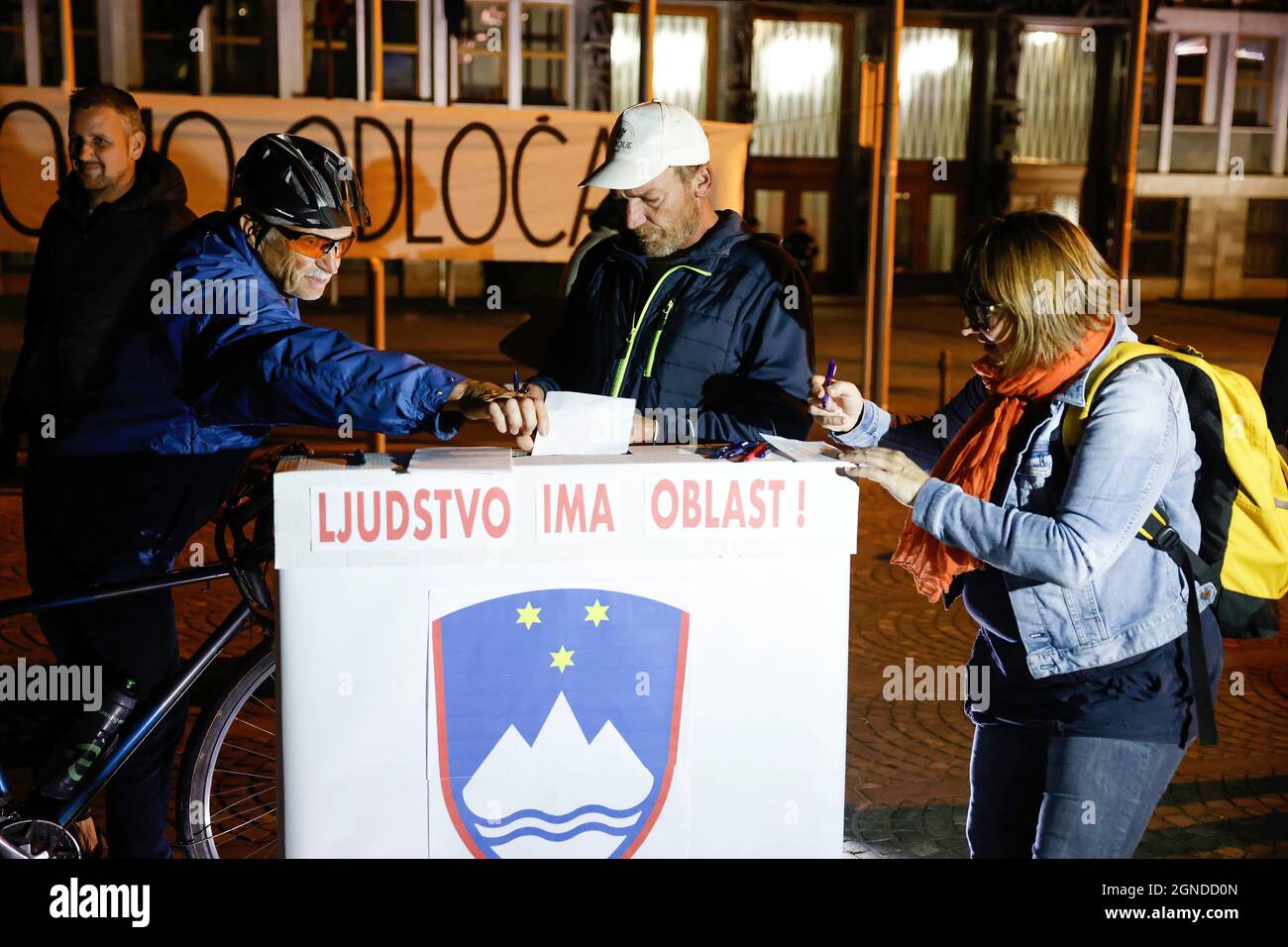 Ljubljana, Slowenien. September 2021. Während des regierungsfeindlichen Protestes in Ljubljana haben die Demonstranten bei einer Scheinwahl Stimmzettel abgeworfen. Die regierungsfeindlichen Proteste am Freitag, die seit mehr als eineinhalb Jahren stattfinden, setzten sich am Freitag fort und verlange klare Forderungen nach den bevorstehenden Wahlen, um die Herrschaft der Korruption und des Kapitals im Land zu beenden und eine gesunde Zukunft für die Umwelt zu schaffen. Kredit: SOPA Images Limited/Alamy Live Nachrichten Stockfoto