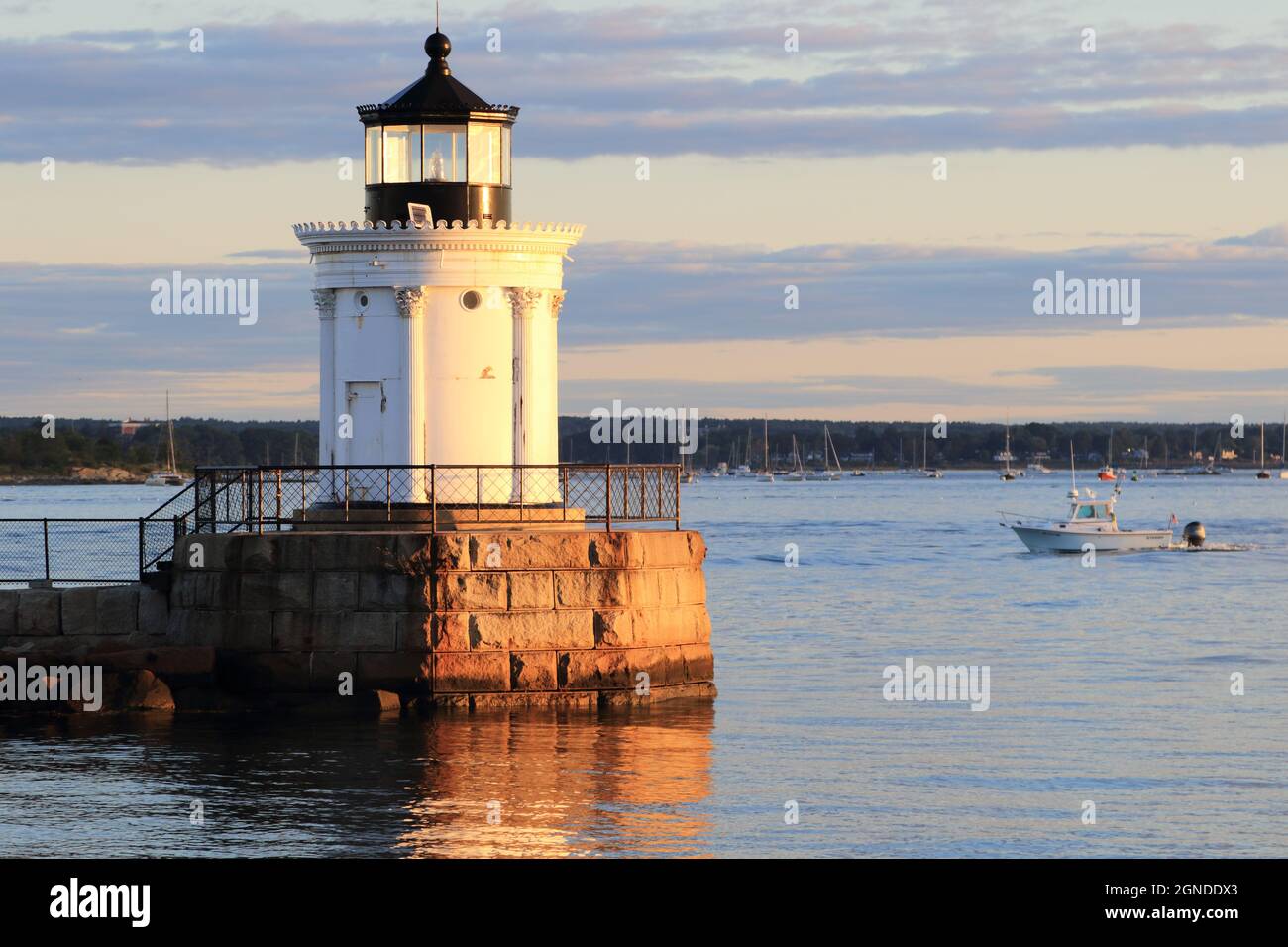 Portland Breakwater Light, auch bekannt als Bug Light im frühen Morgenlicht, South Portland, Maine, USA Stockfoto