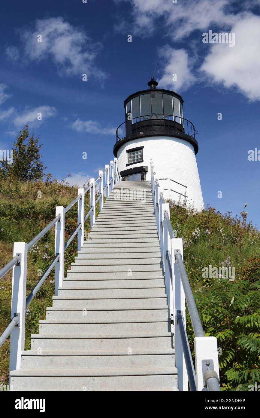 Das Owls Head Lighthouse liegt auf einer Klippe und bietet eine aktive Hilfe für die Schifffahrt nach Rockland Harbor und Penobscot Bay, Maine, USA Stockfoto