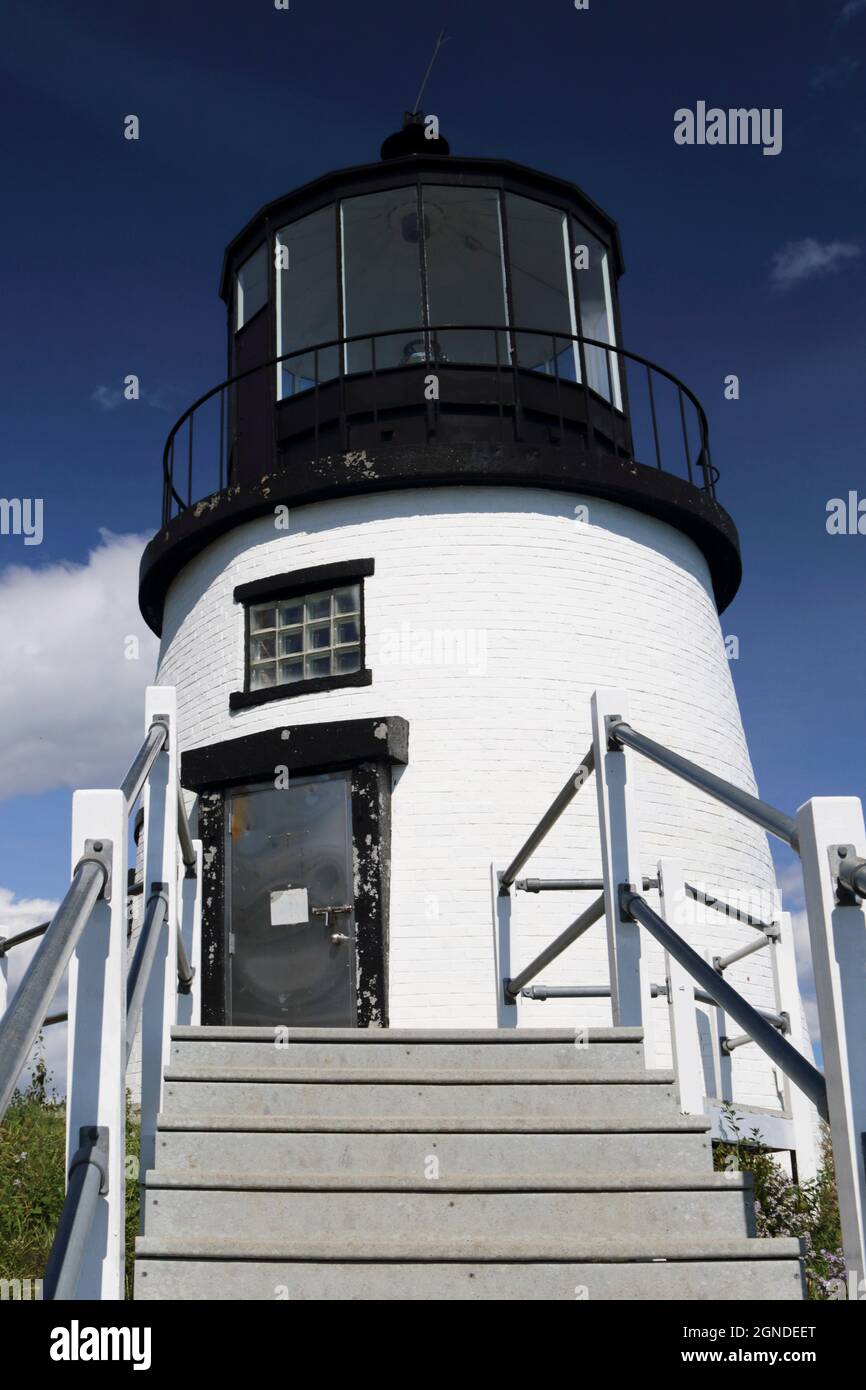 Das Owls Head Lighthouse liegt auf einer Klippe und bietet eine aktive Hilfe für die Schifffahrt nach Rockland Harbor und Penobscot Bay, Maine, USA Stockfoto