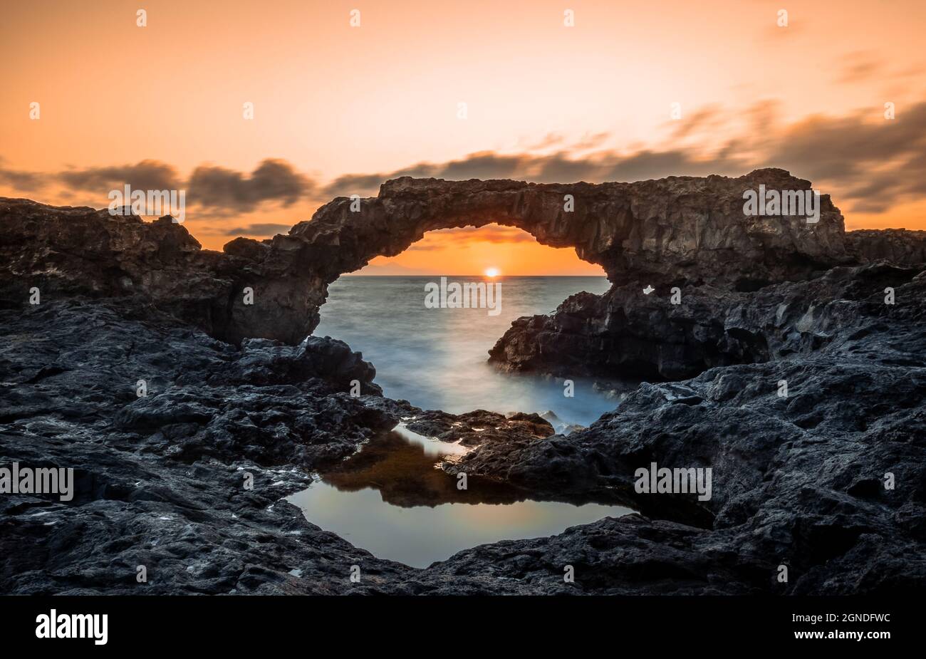 Sonnenaufgang im Meer zwischen den Felsen auf der Kanarischen Insel Stockfoto