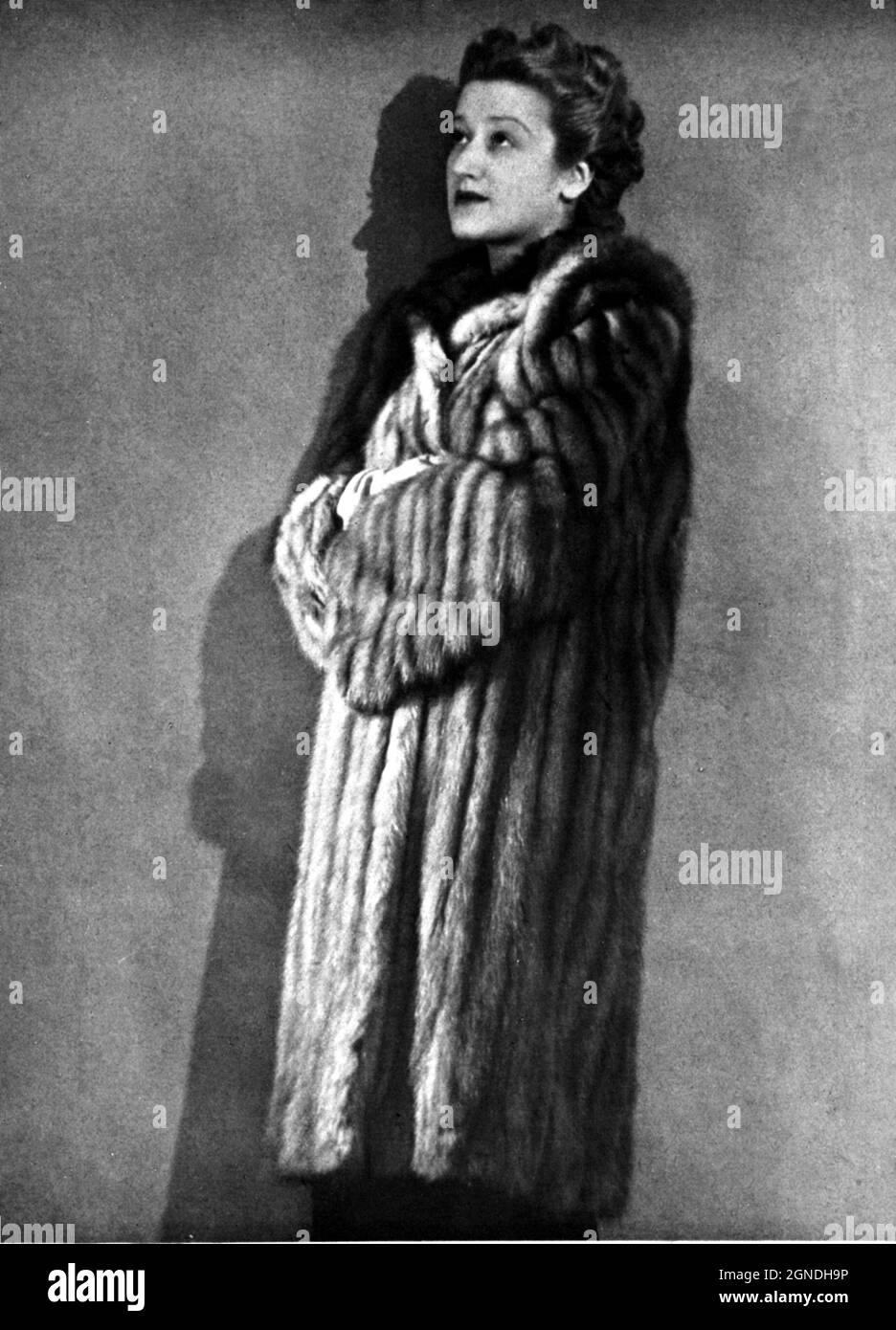 1944 , ITALIEN : die berühmte italienische Schauspielerin LIA ZOPPELLI ( 1920 - 1988 ) , spielt mit Tino Carraro , Ernesto Calindri und Carlo Daporto - THEATER - TEATRO - ritratto - THEATER - Portrait - fur - pelliccia ---- Archivio GBB Stockfoto