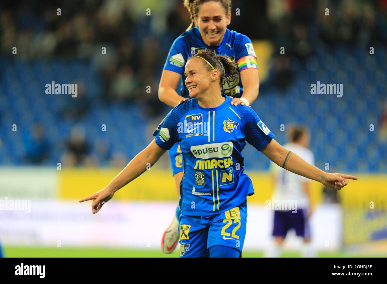 Stefanie Enzinger und Jasmin Eder feiern beim Planet Pure Frauen Bundesliga-Spiel SKN St. Polen Frauen gegen Austria Wien in St. Polten Österreich ein Tor Stockfoto