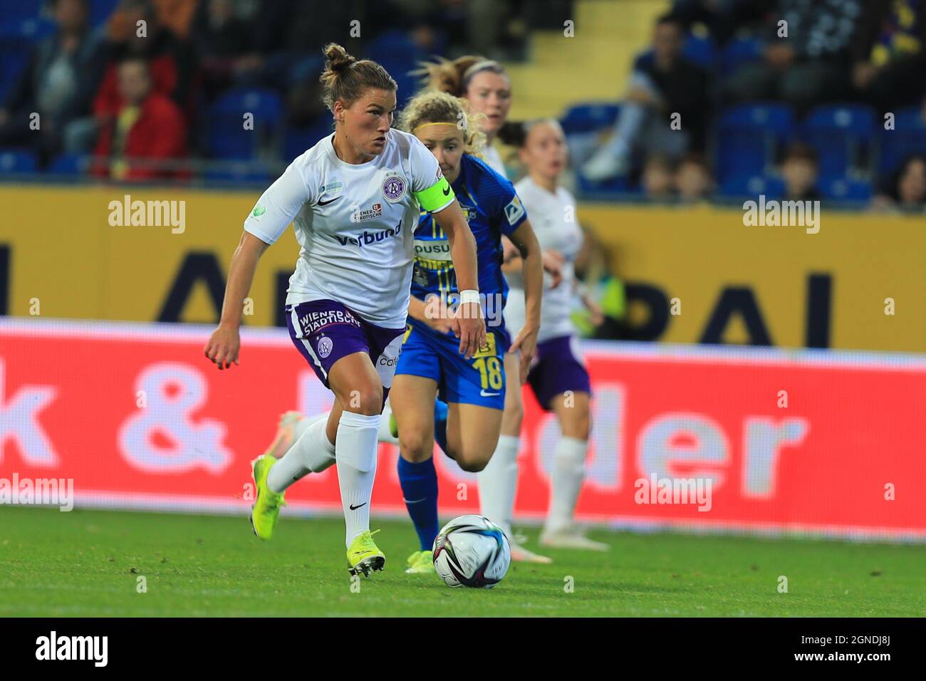 Romia Bell im Einsatz beim Planet Pure Frauen Bundesliga-Spiel SKN St. Polten Frauen gegen Austria Wien in St. Polten Österreich Stockfoto