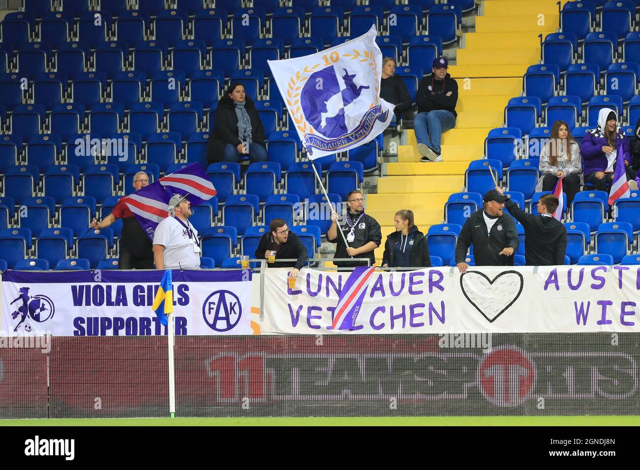 Die Austria Wien Fangruppe Lungauer Veilchen jubelt im Planet Pure Frauen Bundesliga Spiel SKN St. Polten Frauen gegen Austria Wien in St. Polten Österreich über ihr Team Stockfoto