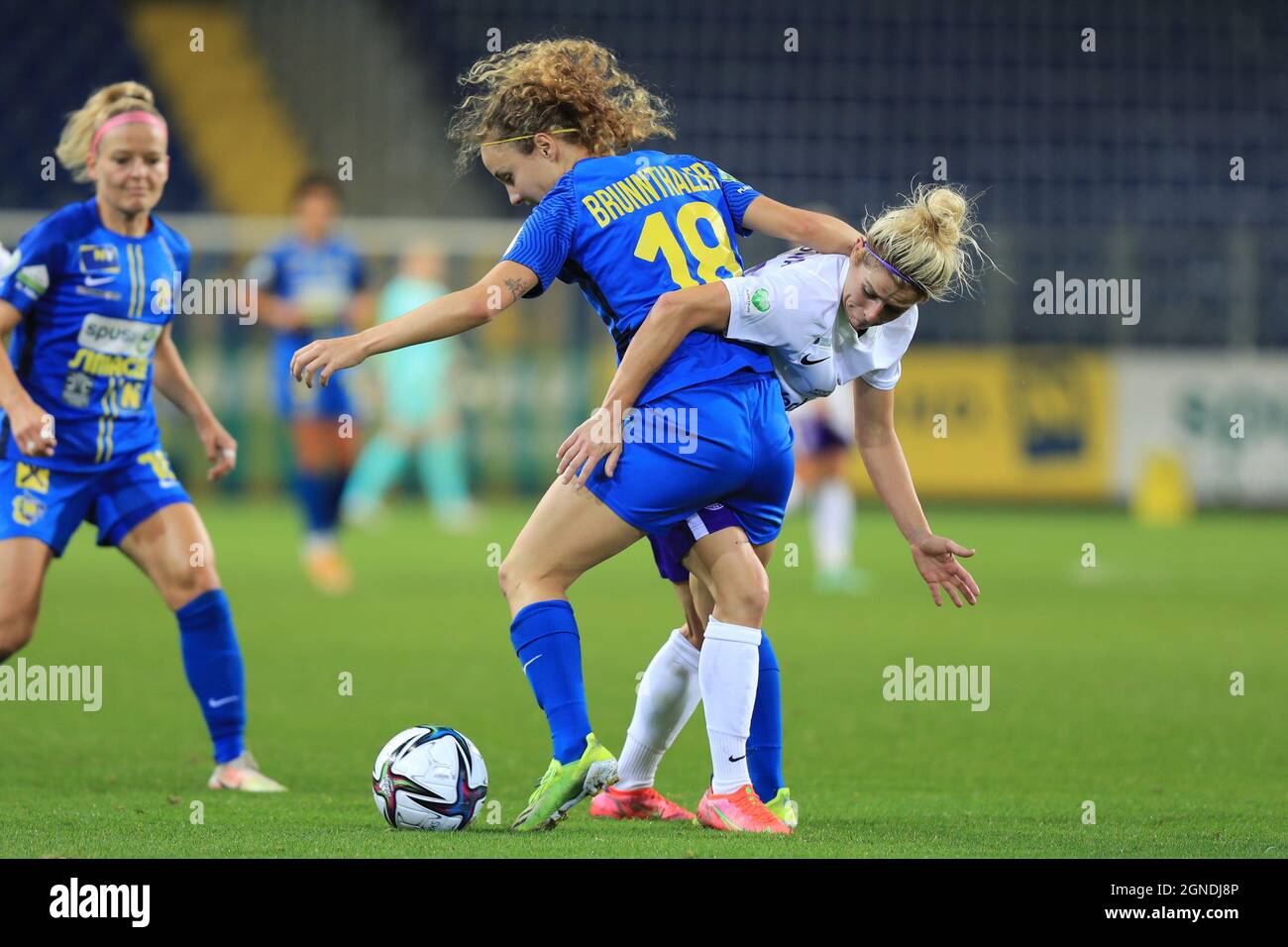 Im Planet Pure Frauen Bundesliga-Spiel SKN St. Polten Frauen gegen Austria Wien in St. Polten Österreich kämpfen sich die beiden um den Ball Stockfoto