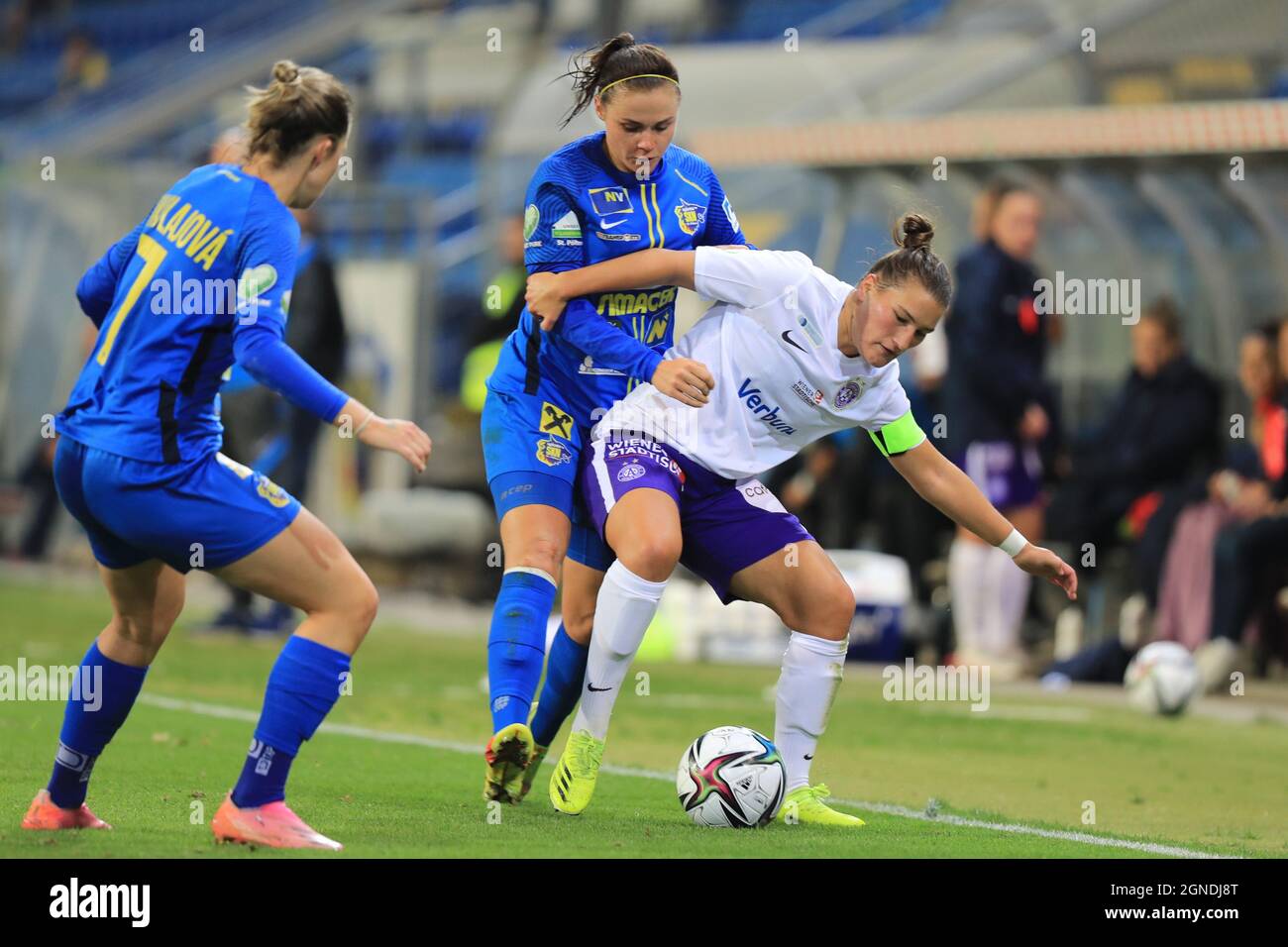 Romina Bell schirmt den Ball gegen Stefanie Enzinger im Planet Pure Frauen Bundesliga-Spiel SKN St. Polen Frauen gegen Austria Wien in St. Polten Österreich Stockfoto