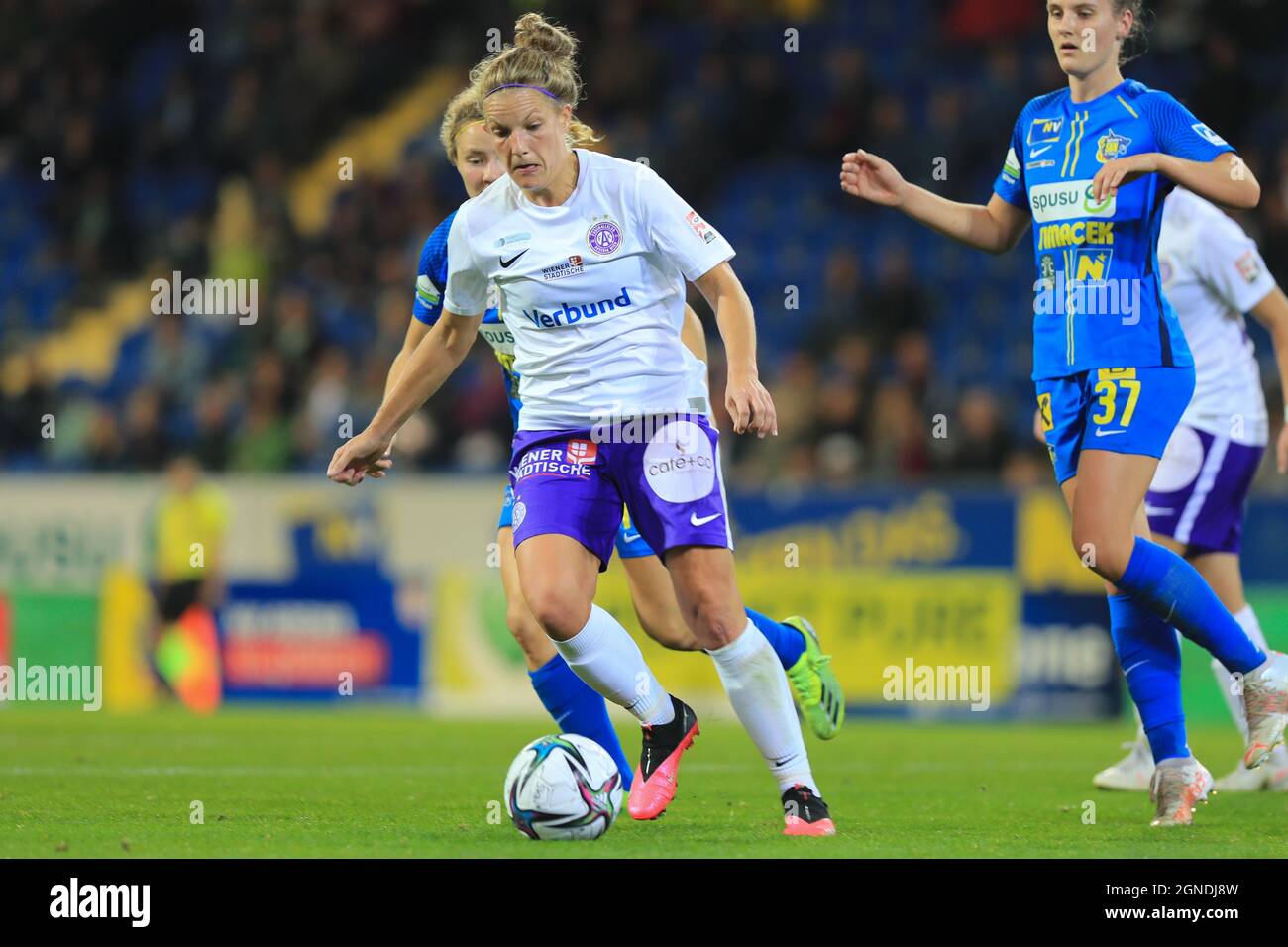 Laura Wurzer im Einsatz während des Planet Pure Frauen Bundesliga-Spiels SKN St. Polen Frauen gegen Austria Wien in St. Polten Österreich Stockfoto