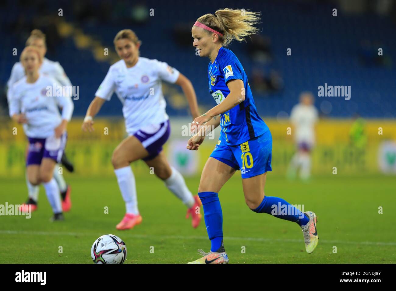 Isabelle Meyer treibt den Ball beim Planet Pure Frauen Bundesliga-Spiel SKN St. Polten Frauen gegen Austria Wien in St. Polten Austria nach vorne Stockfoto