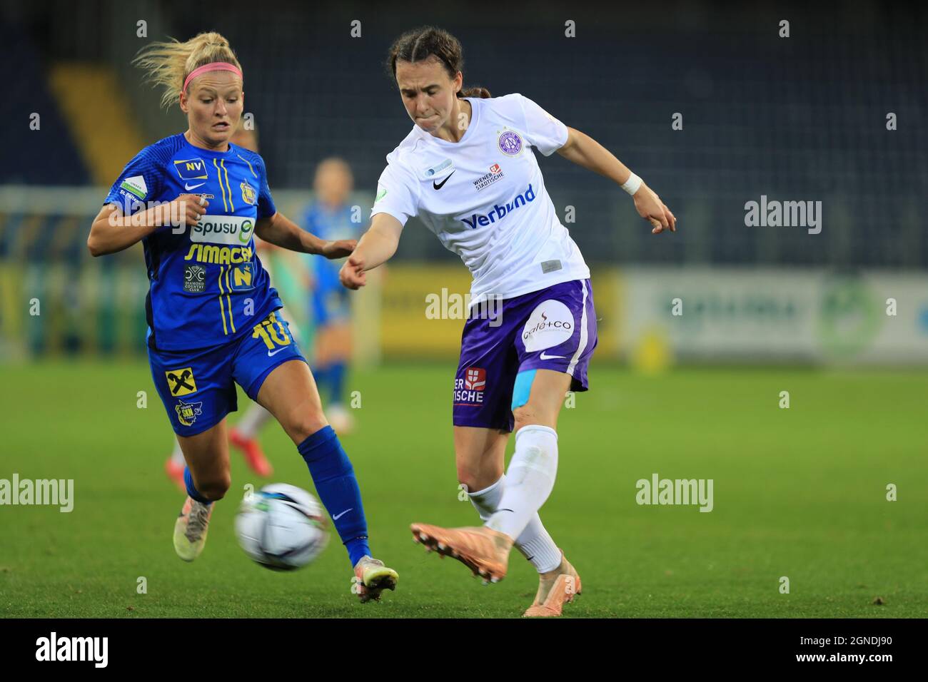 Lena Kovar verteidigt einen Ball gegen Isabelle Meyer im Planet Pure Frauen Bundesliga-Spiel SKN St. Polen Frauen gegen Austria Wien in St. Polten Österreich Stockfoto