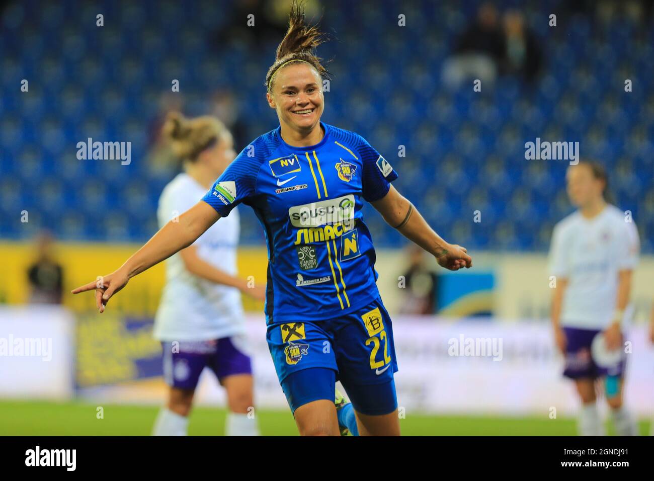 Stefanie Enzinger feiert beim Planet Pure Frauen Bundesliga-Spiel SKN St. Polen Frauen gegen Austria Wien in St. Polten Österreich ein Tor Stockfoto