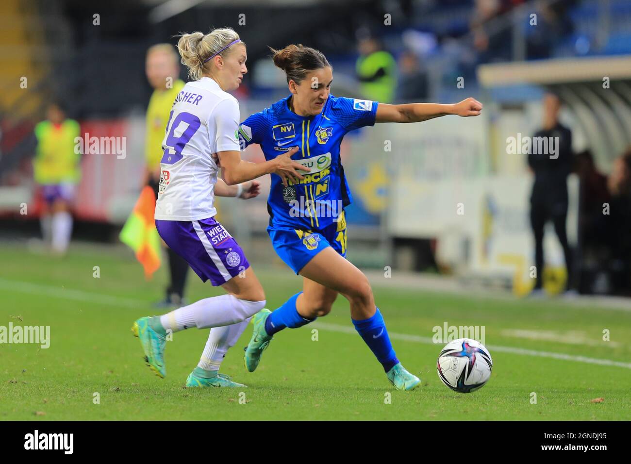 Adina Hamidovic kämpft während des Planet Pure Frauen Bundesliga-Spiels SKN St. Polen Frauen gegen Austria Wien in St. Polten Österreich um den Ball Stockfoto
