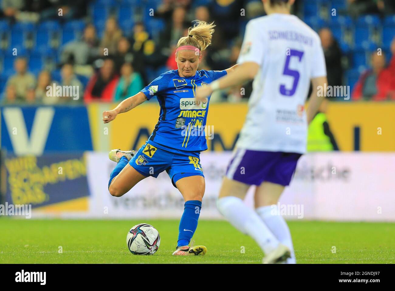 Isabelle Meyer spielt im Bundesliga-Spiel „Planet Pure Frauen“ SKN St. Polen Frauen gegen Austria Wien in St. Polten Österreich Stockfoto