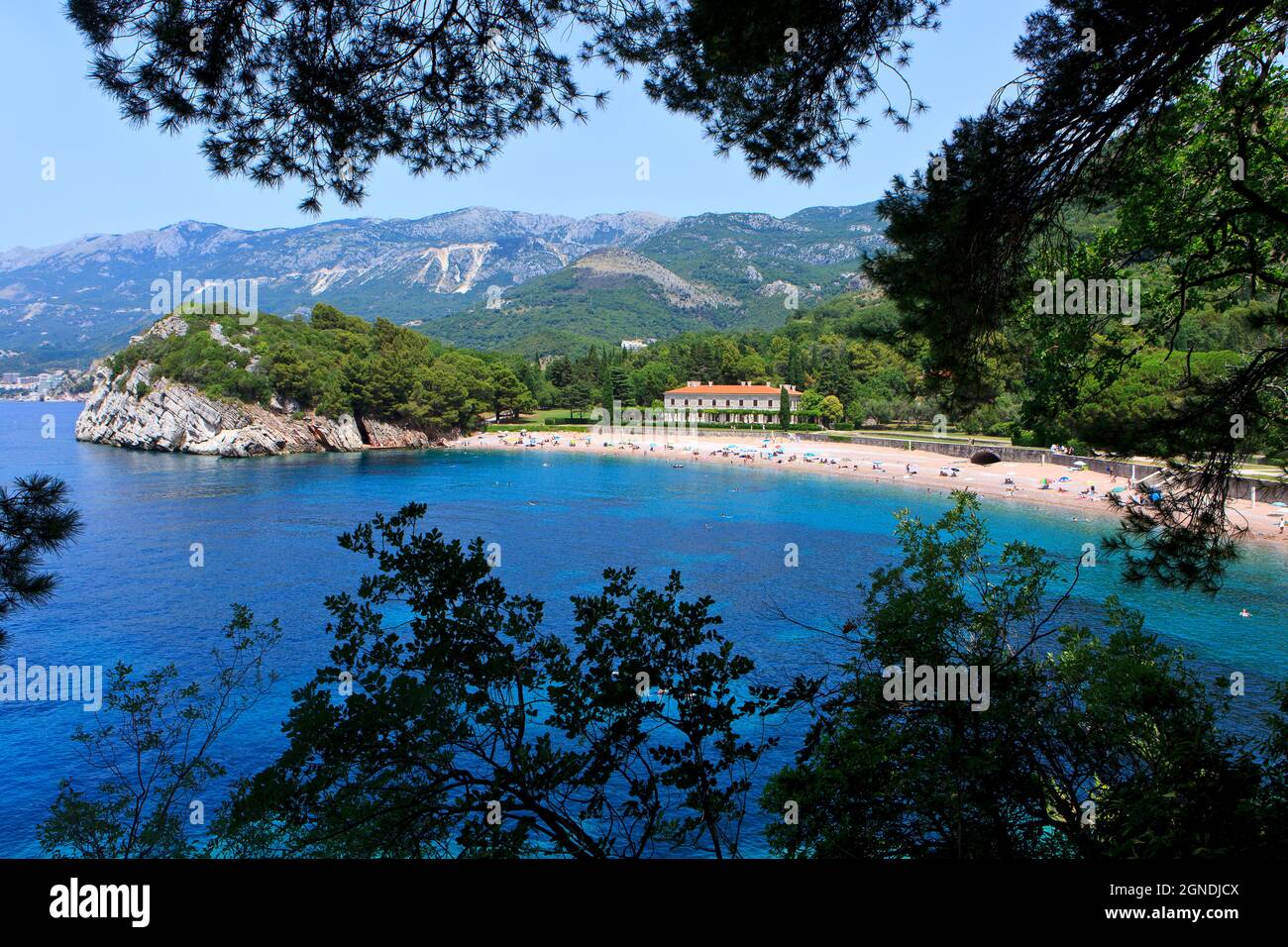 Panoramablick über die ehemalige Sommerresidenz von Königin Maria von Jugoslawien (1900-1961) am Queen's Beach in Sveti Stefan (Budva), Montenegro Stockfoto