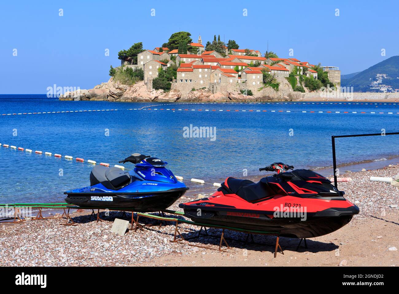 Zwei Jetskis (Wasserscooter) am Sveti Stefan Beach über die wunderschöne Insel Sveti Stefan, Montenegro Stockfoto