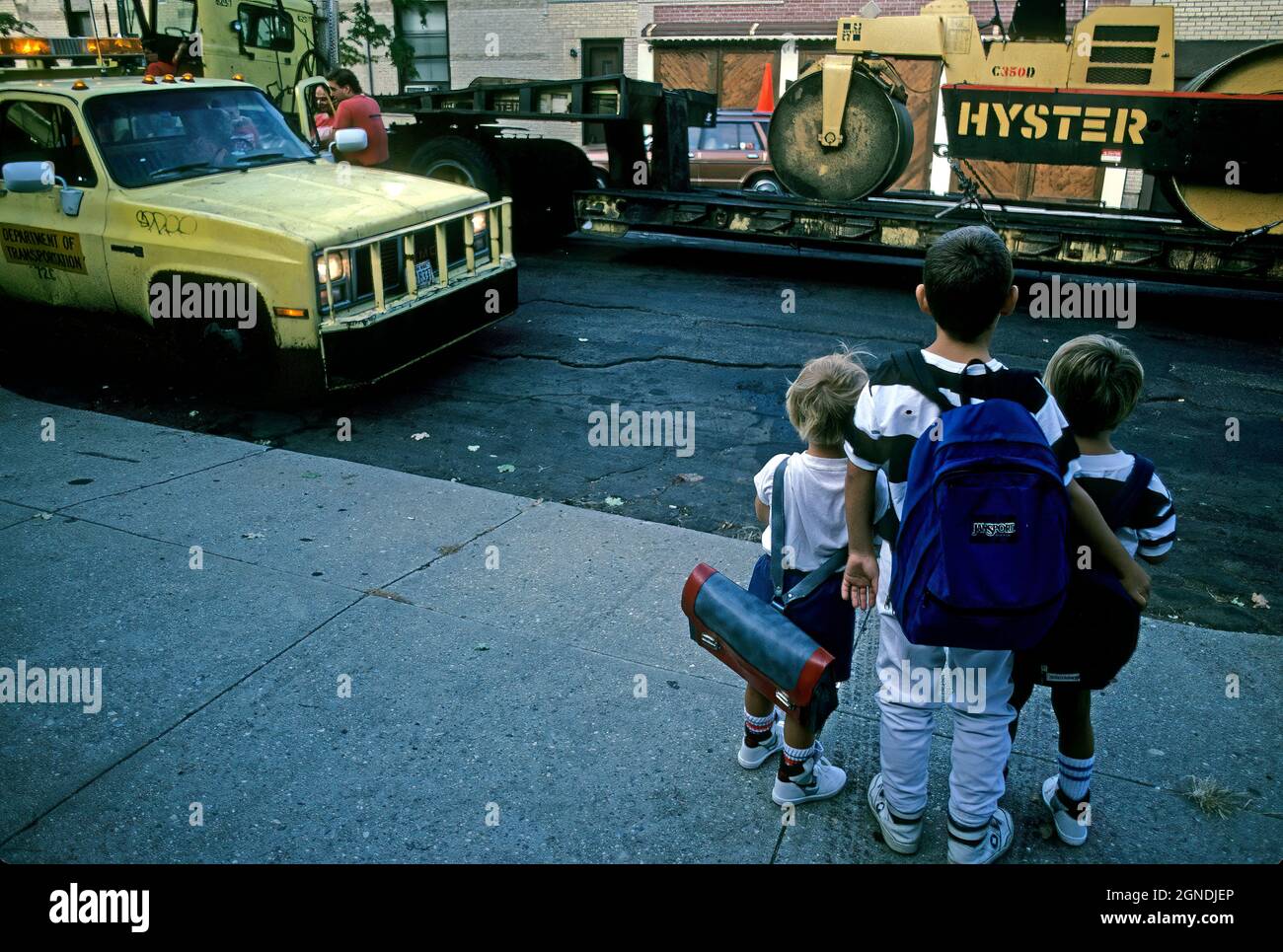 Schulkinder auf dem Weg zur Schule, um den Straßenbau in Queens, New York City, zu bewundern Stockfoto