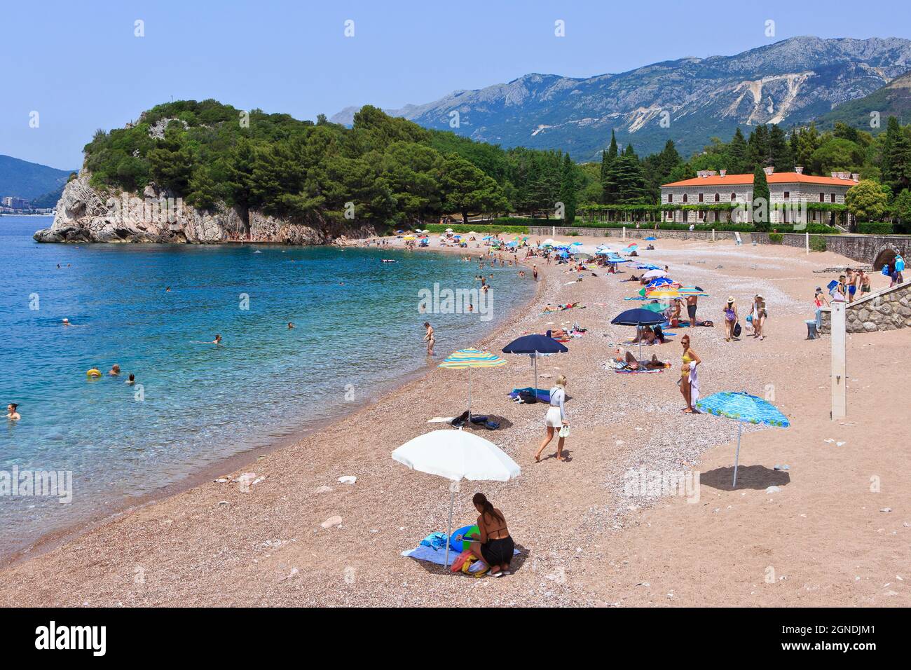 Panoramablick über die ehemalige Sommerresidenz von Königin Maria von Jugoslawien (1900-1961) am Queen's Beach in Sveti Stefan (Budva), Montenegro Stockfoto