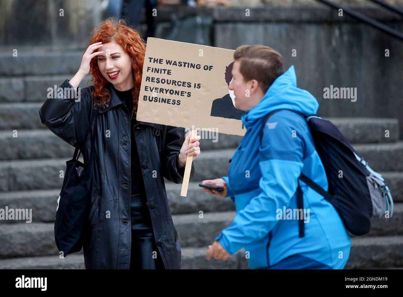 Ein Protestler, der ein Plakat mit der Aufschrift „die Verschwendung endlicher Ressourcen ist jedermanns Sache“ während der Demonstration hält. Youth Climate Strike wurde organisiert, um sichtbare und fortschreitende Klimaveränderungen zu bekämpfen. Trotz seines Namens vereinte der Protest menschen jeden Alters und sozialer Gruppen. Das Thema der Demonstration war Klimasolidarität und eines ihrer Ziele war es, das Bewusstsein für die Notwendigkeit sofortiger Maßnahmen zu schärfen, um die Auswirkungen der Klimakatastrophe zu minimieren. (Foto: Vito Corleone/SOPA Images/Sipa USA) Quelle: SIPA USA/Alamy Live News Stockfoto