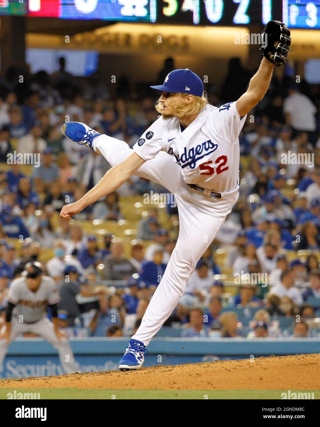 Phil Bickford (52) liefert im fünften Inning gegen die Arizona Diamondbacks während eines MLB-Spiels am Montag, den 13. September 2021, in Los Angeles einen Platz. Die Dodgers besiegten die Diamondbacks mit 5:1. (Peter Read Miller/Bild des Sports) Stockfoto