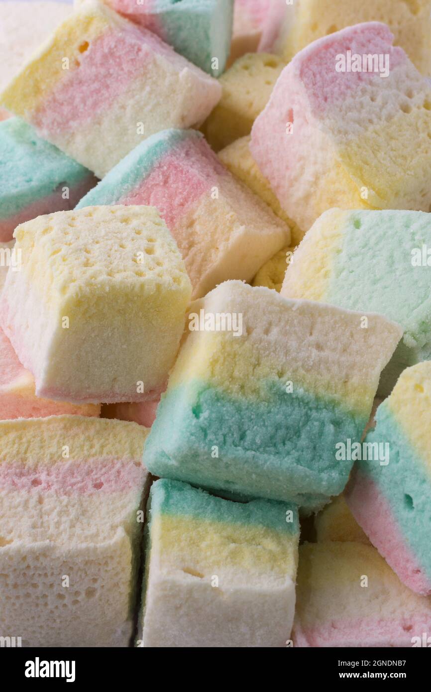 Marshallows, bunte weiche Zucker Konfektion, Nahaufnahme Vollbilderansicht von würfelförmigen Süßigkeiten Hintergrund Stockfoto