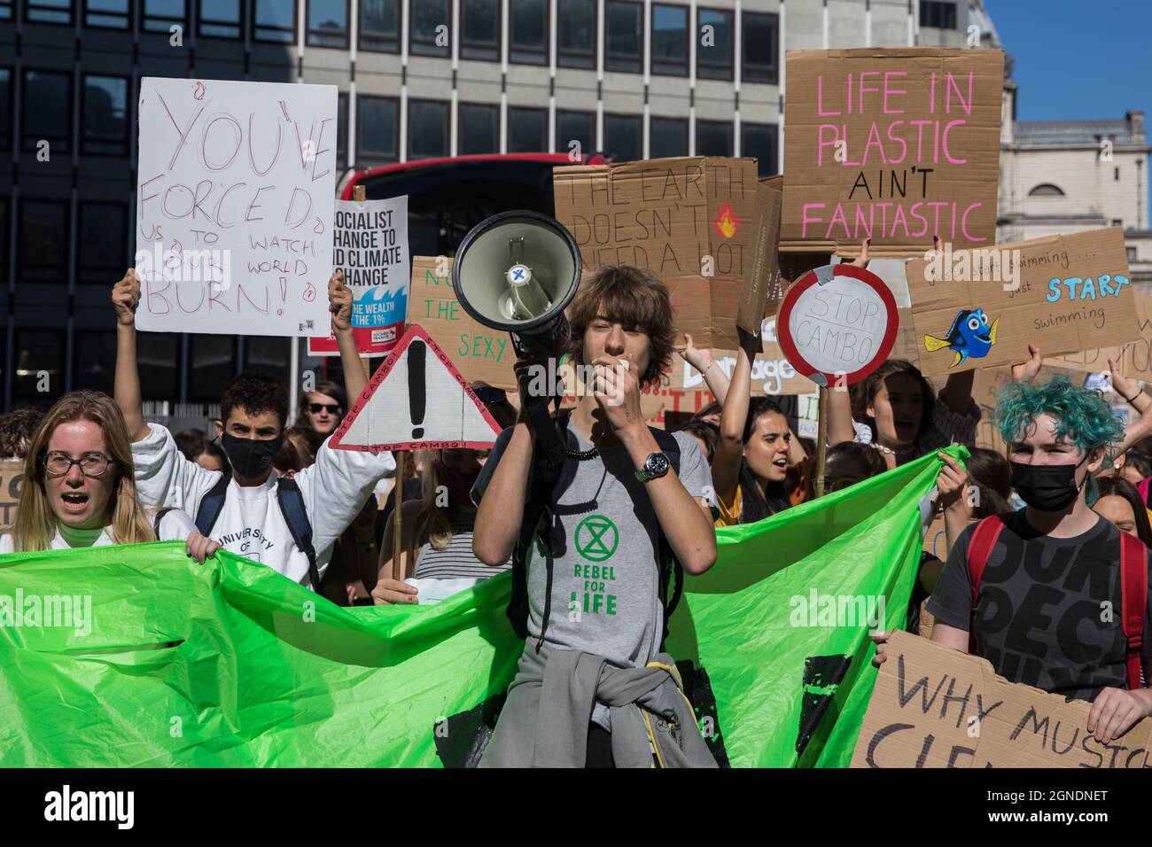 London, Großbritannien. September 2021. Hunderte von jungen Menschen marschieren während eines globalen Klimastreiks, um intersektionale Klimagerechtigkeit zu fordern. Der Global Climate Strike wurde organisiert, um die schädlichen Einflüsse durch Kolonialismus, Imperialismus und Ausbeutung des Globalen Nordens auf MAPA (am stärksten betroffene Völker und Gebiete) hervorzuheben, die dazu beigetragen haben, dass sie jetzt die schlimmsten Auswirkungen der Klimakrise erleben, Und den globalen Norden aufzufordern, Reparationen an MAPA zu zahlen. Kredit: Mark Kerrison/Alamy Live Nachrichten Stockfoto