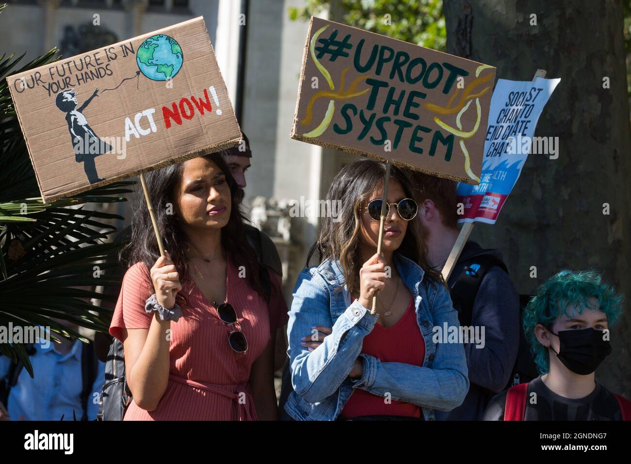 London, Großbritannien. September 2021. Klimaaktivisten halten während eines Globalen Klimabereiks Schilder auf dem Parliament Square, um intersektionale Klimagerechtigkeit zu fordern. Der Global Climate Strike wurde organisiert, um die schädlichen Einflüsse durch Kolonialismus, Imperialismus und Ausbeutung des Globalen Nordens auf MAPA (am stärksten betroffene Völker und Gebiete) hervorzuheben, die dazu beigetragen haben, dass sie jetzt die schlimmsten Auswirkungen der Klimakrise erleben, Und den globalen Norden aufzufordern, Reparationen an MAPA zu zahlen. Kredit: Mark Kerrison/Alamy Live Nachrichten Stockfoto